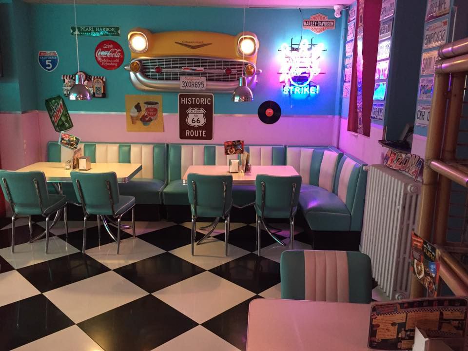 Intérieur Arizona Diner - banquettes turquoises et décoration 50's